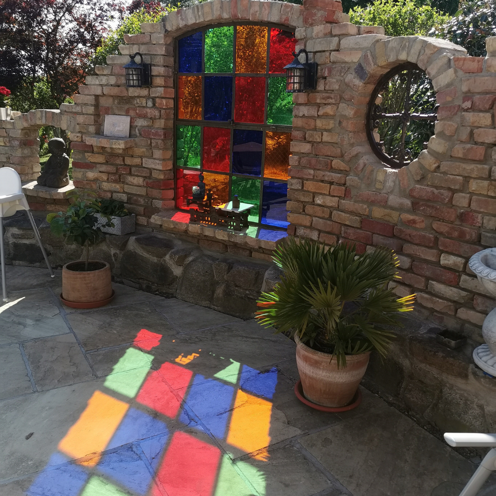Fenster aus farbigem Acrylglas für die Gartenmauer