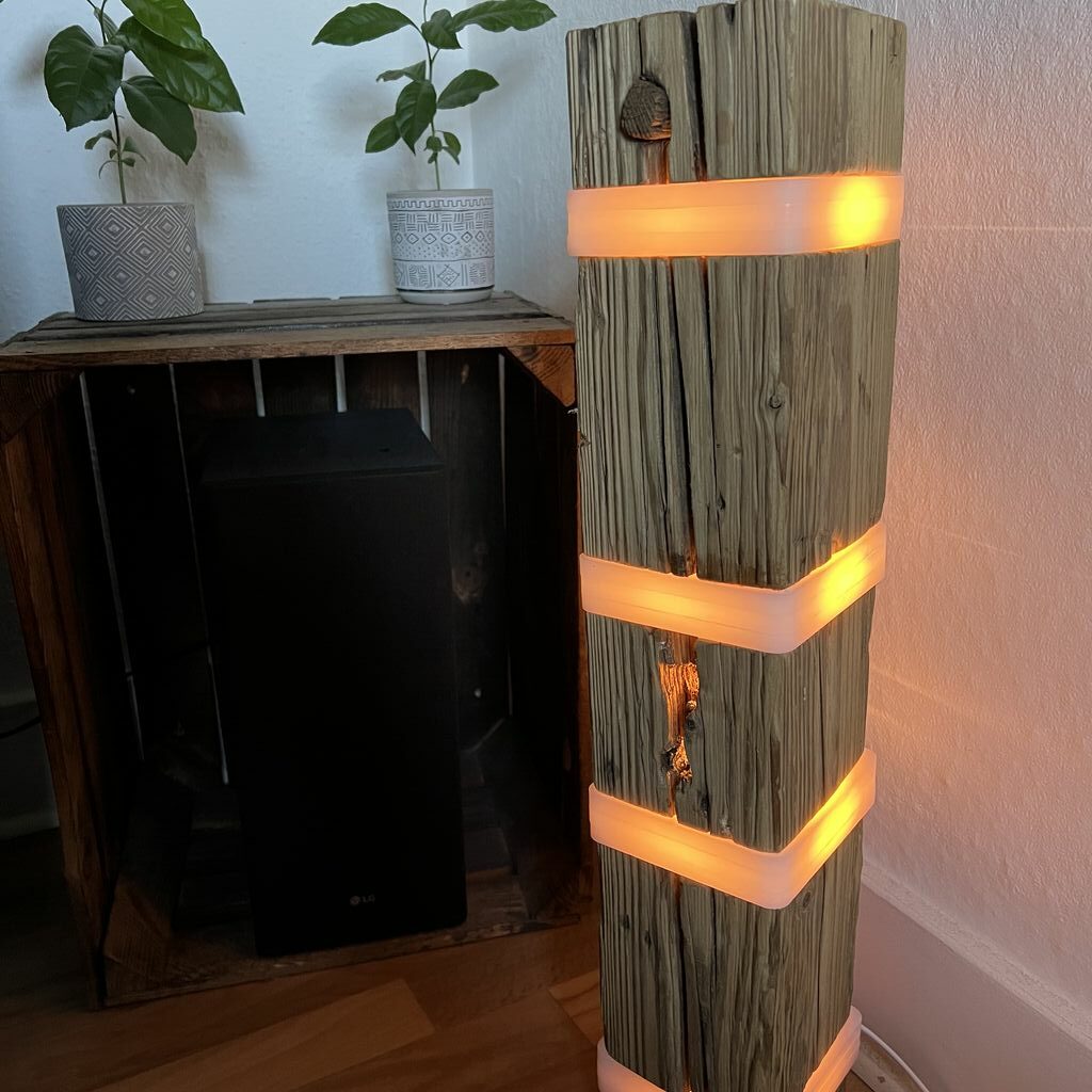 Selbstgebaute LED-Standleuchte aus Holzbalken