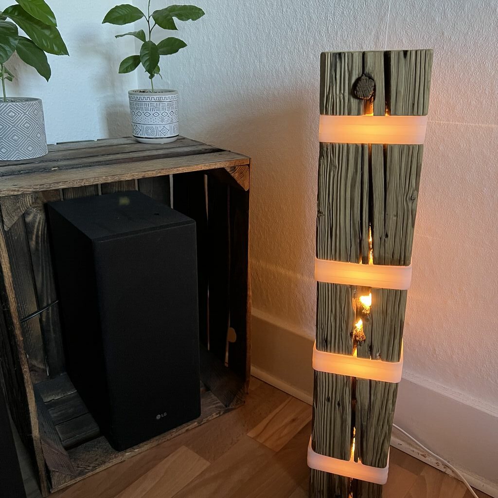 Selbstgebaute LED-Standleuchte aus Holzbalken